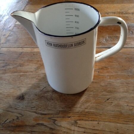 Vintage emaille 1 liter maatkan in wit met blauw randje