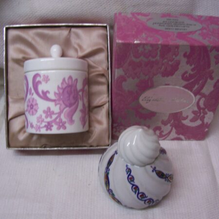 Van Wedgwood voor Elizabeth Arden een rare vintage bathroom jar in originele doos
