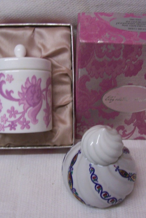 Van Wedgwood voor Elizabeth Arden een rare vintage bathroom jar in originele doos