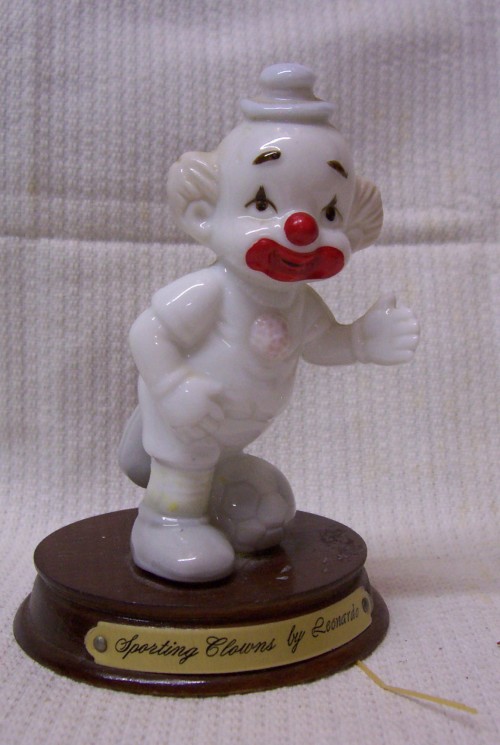Beeldje van Voetballer clown van Leonardo