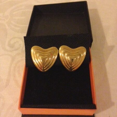 Paar stunning goudkleurige Escada oorclips in hartvorm