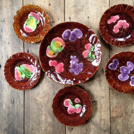 Grote schotel met fruit in relief en 5 grote bordjes met fruitdecor