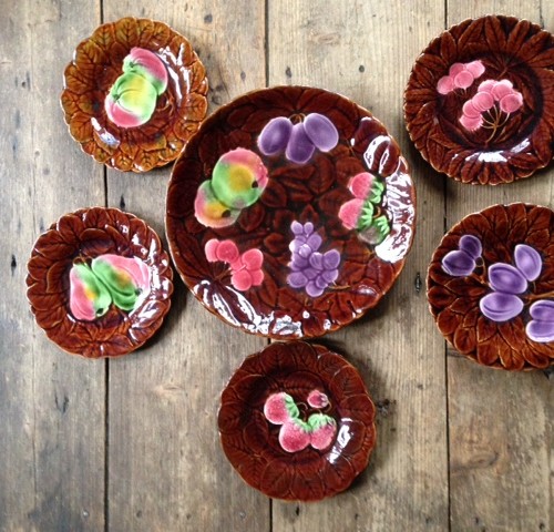 Grote schotel met fruit in relief en 5 grote bordjes met fruitdecor
