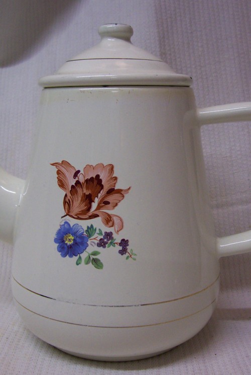 Snoezig, antiek, emaille koffiepotje met rose en blauwe bloempjes