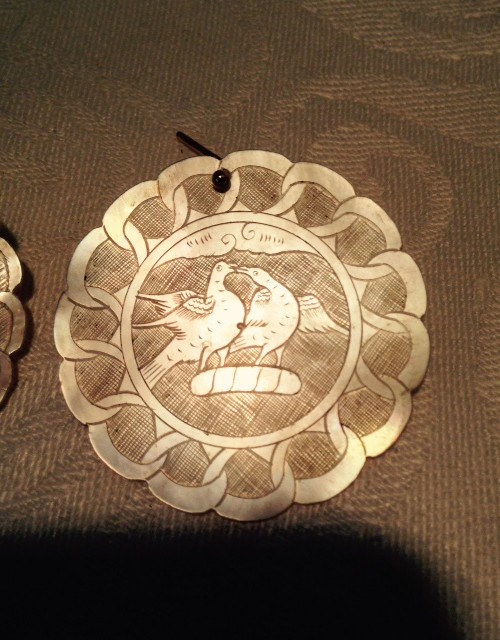 Antieke Chinese parelmoer speelfiches aan gouden oorhangers