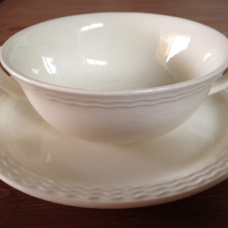 Paar vintage soepkoppen met schotel van Villeroy Boch in cremekleur