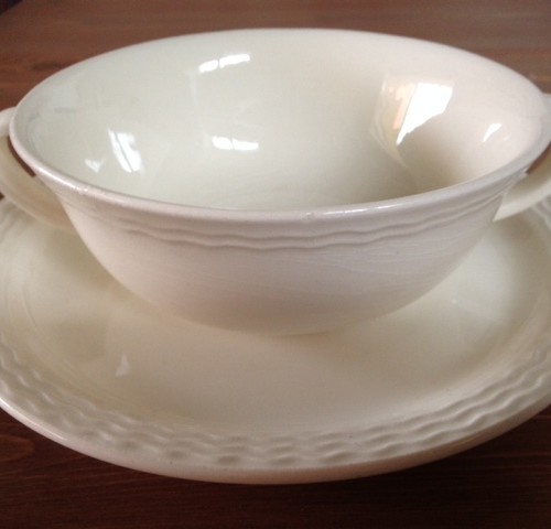 Paar vintage soepkoppen met schotel van Villeroy Boch in cremekleur