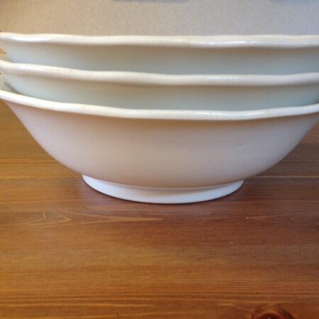 Set van 3 identieke brocante schalen van Societe Ceramique in off white