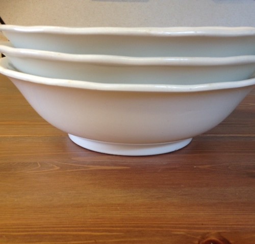 Set van 3 identieke brocante schalen van Societe Ceramique in off white