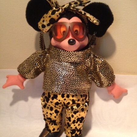 Minnie Mouse als disco girl in goud lame uit de seventies