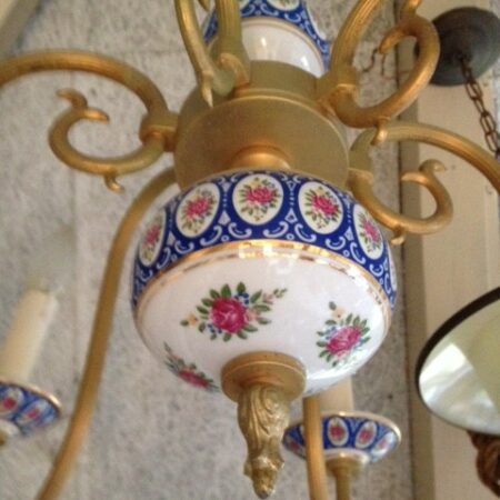 Brocante kroonluchter met rood, wit en blauw porseleinen bloempjes