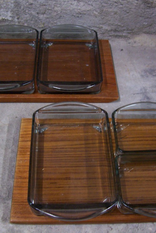 Uit Denemarken de design jaren 1960 een teak tray voor snacks of antipasta