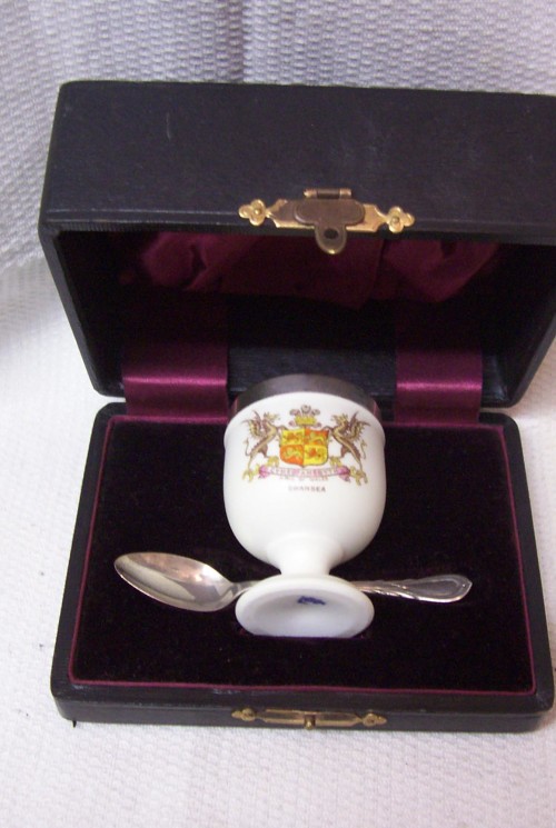 Engelse Welsh eierdop met zilver beslag en lepeltje in foudraal