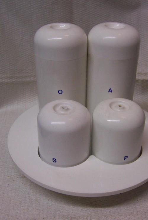Guzzini jaren 1980 set voor olie/azijn/peper/zout op tray