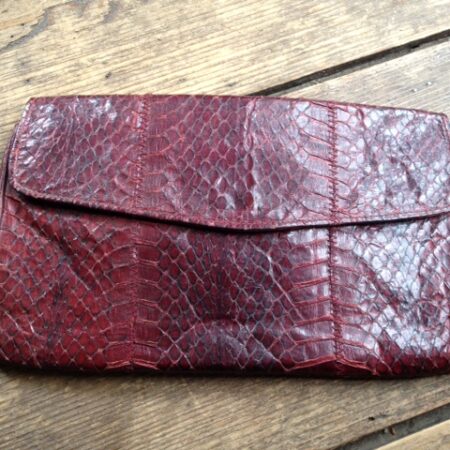 Donkerrode slangenlederen clutch of enveloptas