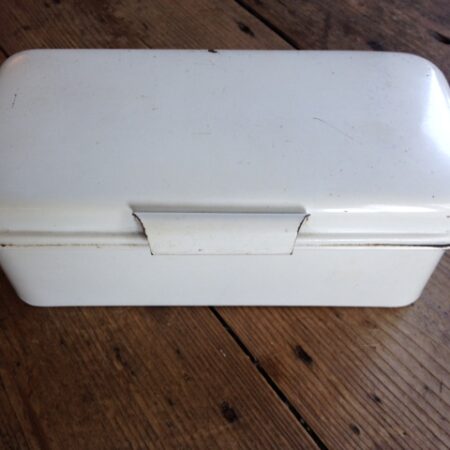 Brocante jaren 1950 broodtrommeltje in gebroken wit