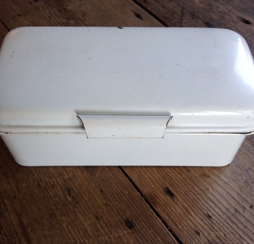 Brocante jaren 1950 broodtrommeltje in gebroken wit