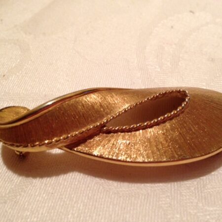 Flinke goud kleurige broche van Monet jaren 1970-1980