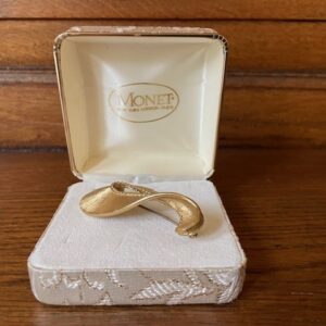 Flinke goud kleurige broche van Monet in doos jaren 1970-1980