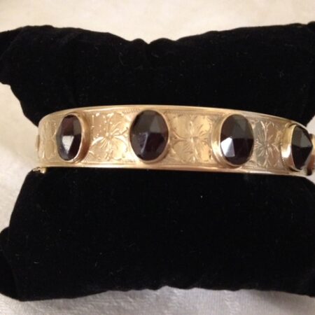 Geelgouden 14 kt. slavenarmband met 5 facet geslepen granaten