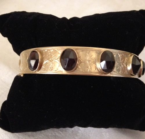 Gouden slavenarmband met 5 facet geslepen granaten