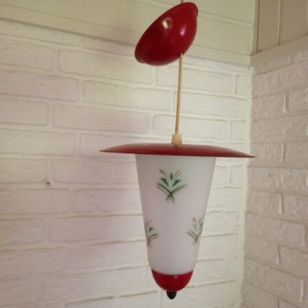 Retro jaren 1950 lantaarn hanglamp melkglas en rood metaal