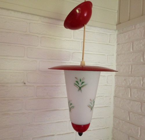 Retro jaren 1950 lantaarn hanglamp melkglas en rood metaal