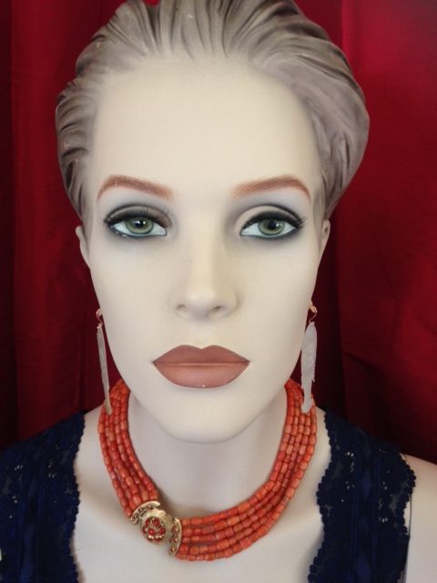 Prachtig bloedkoraal collier van antieke tonnetjes in oranje-rode kleur aan gouden slot