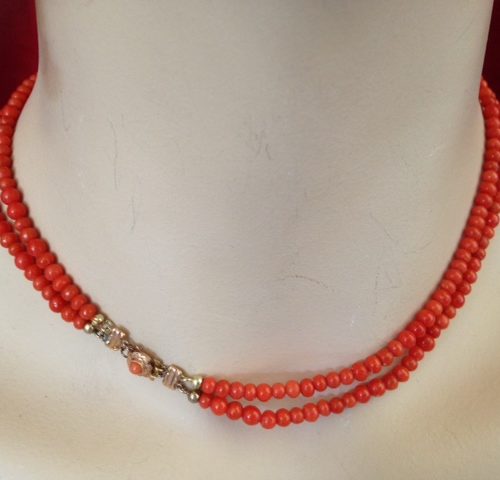 Elegant antiek bloedkoraal 2 rij-ig collier aan gouden slotje