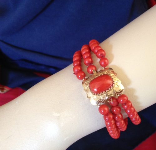 Armband van antieke ronde , rode bloedkoralen aan rechthoekig gouden slot