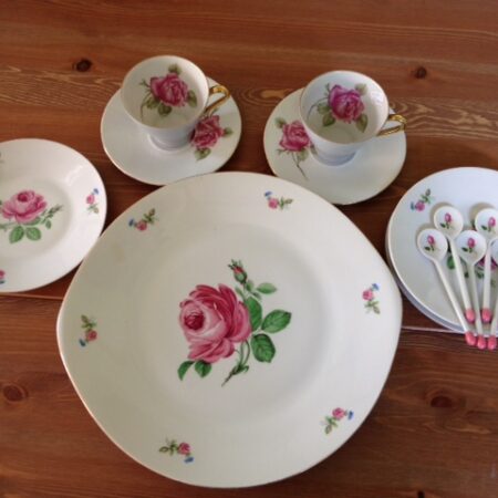 Brocante porseleinen servies met porselein lepels vol roze roosjes