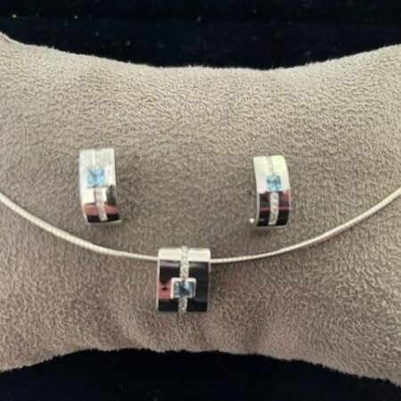 14 kt. witgouden set van Le Chic, een omega collier, hanger en oorstekers met blauw topaas en briljant