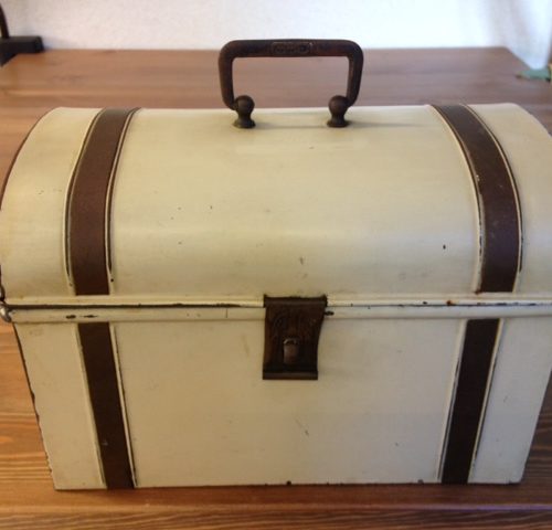 Antiek beschuit of koekblik uit de art-deco