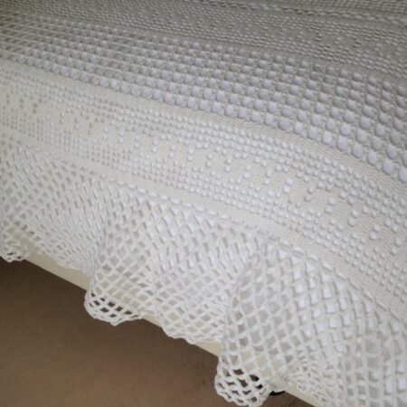 Brocante met de hand gehaakte beddensprei met volant