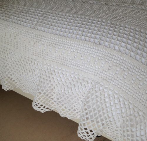 Brocante met de hand gehaakte beddensprei met volant