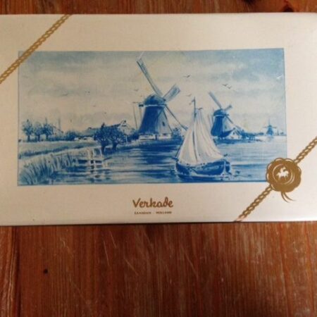 Verkade blik met riviergezicht en molen in blauw