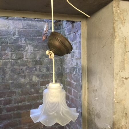 Art nouveau hanglampje met glazen kapje