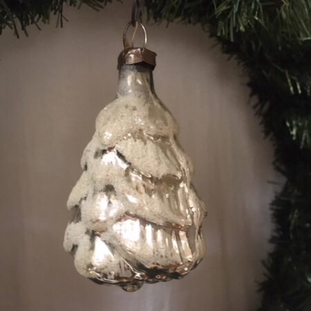 Oude antieke kerstbal van dun geblazen glas in zilver een spar of dennenboom 1e helft 1900