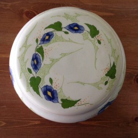 bonbondoos in art nouveau decor van Regina Gouda Holland voor Nic Sosef Naaldwijk