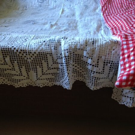 Stoere met de hand gehaakte brocante beddensprei