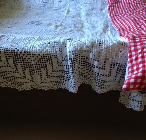 Stoere met de hand gehaakte brocante beddensprei
