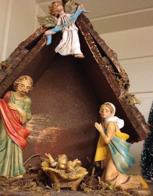 Snoezige oude kleine kerststal van early plastic uit de jaren 1950