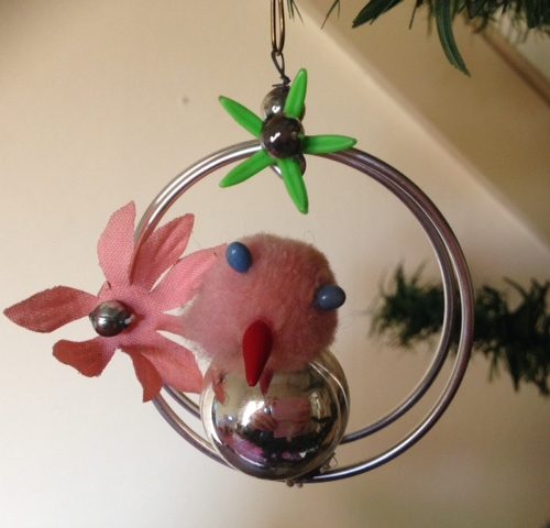Oude kerstbal ivv een vogel met stoffen kopje in een ring