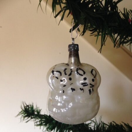 Antieke kerstbal een mand met poezen van dun geblazen gepatineerd glas 1e helft 1900