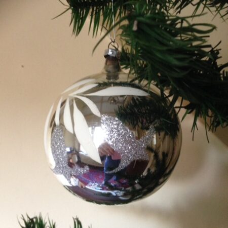 Grote zilveren kerstbal van dun geblazen glas diameter 10 cm.