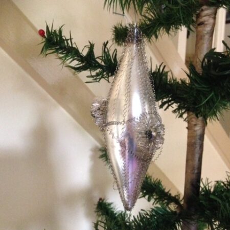 Antieke ellipsvormige kerstbal met kunstig metaal draadwerk in zilver