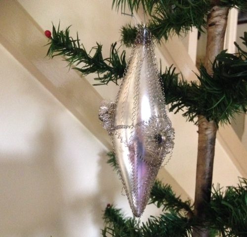 Antieke ellipsvormige kerstbal met kunstig metaal draadwerk in zilver