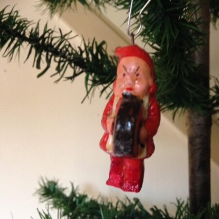 Antieke kerstkabouter of gnoom met trom van masse begin vorige eeuw