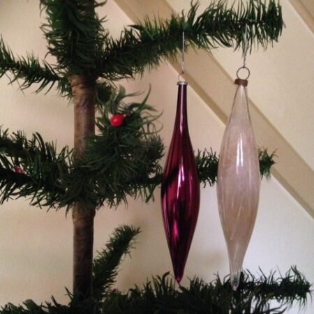Chique set van 2 oude pegelvormige glazen kerstballen jaren 1970