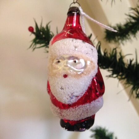 Bijzonder model kerstmannetje in rood pak uit de jaren 1950